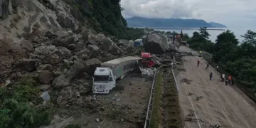 Heyelan bölgesinde yol açma çalışmaları sürüyor