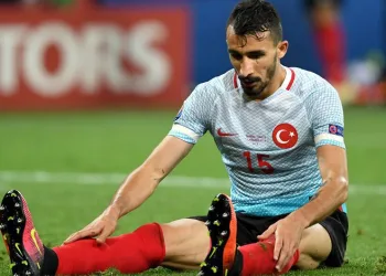Mehmet Topal futbol kariyerini sonlandırdı