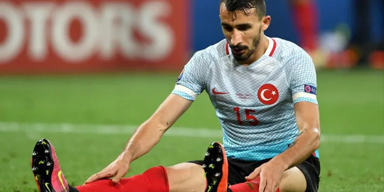 Mehmet Topal futbol kariyerini sonlandırdı
