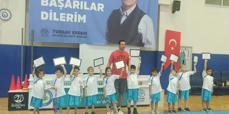 Nilüferin minik basketçileri sertifikalarını aldı