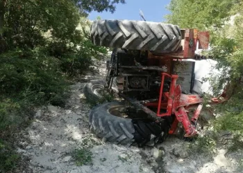 Traktör yamaçtan yuvarlandı: 1 ölü 1 yaralı