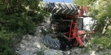 Traktör yamaçtan yuvarlandı: 1 ölü 1 yaralı