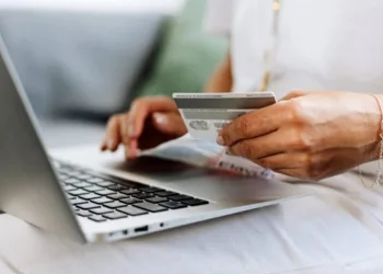 Online alışverişte kadın giyim ve ayakkabı üst sıralarda