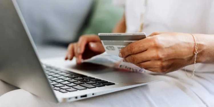 Online alışverişte kadın giyim ve ayakkabı üst sıralarda