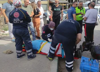 Motosiklet kamyonla kaldırım arasına sıkıştı