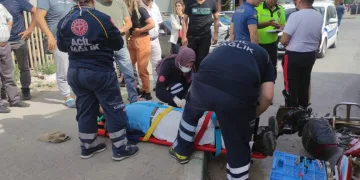 Motosiklet kamyonla kaldırım arasına sıkıştı