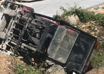 Devrilen forkliftin altında can verdi