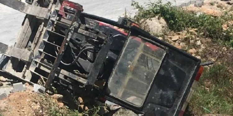 Devrilen forkliftin altında can verdi