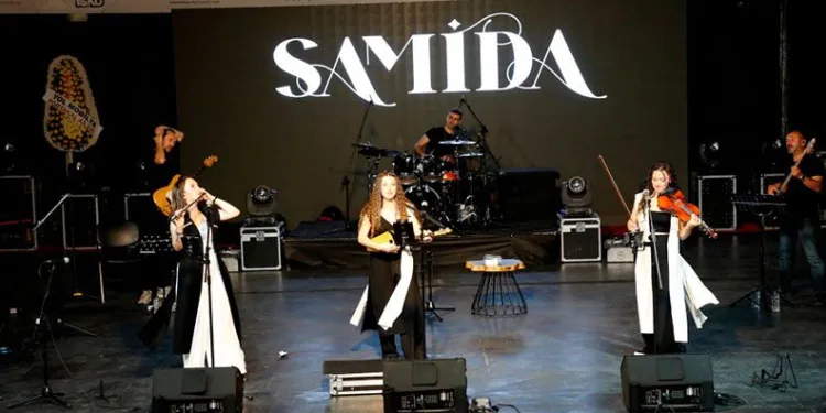 Samida İnegöllü hayranlarıyla buluştu