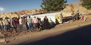 Şanlıurfa’da işçi servisi devrildi: 10 yaralı