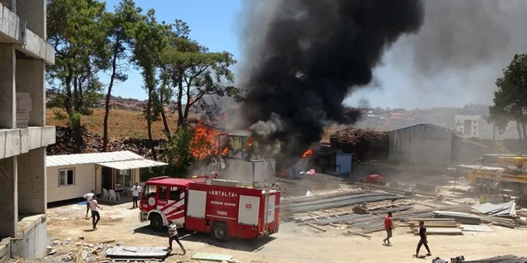 Antalya’da şantiye yatakhanesindeki korkutan yangın