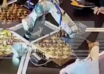 Satranç robotu çocuğun parmağını ezdi