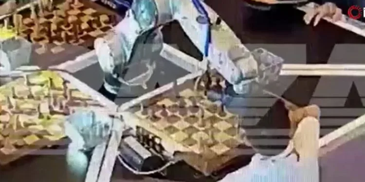 Satranç robotu çocuğun parmağını ezdi