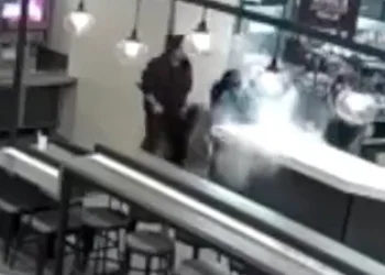 Müşterilerin yüzüne kovayla kaynar su döktü