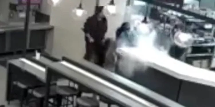 Müşterilerin yüzüne kovayla kaynar su döktü