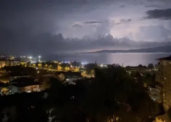 Bursa’da şimşekler geceyi gündüze çevirdi