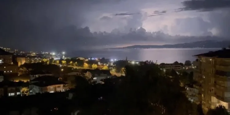 Bursa’da şimşekler geceyi gündüze çevirdi