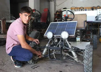 Oyuncak arabasından esinlenerek kendi aracını yaptı