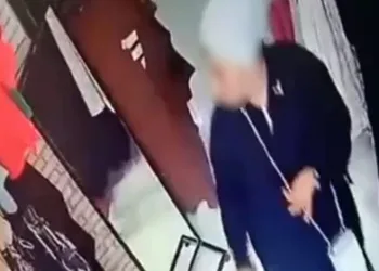 Denemek için giydiği kıyafetleri  çaldı