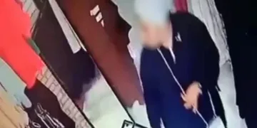 Denemek için giydiği kıyafetleri  çaldı