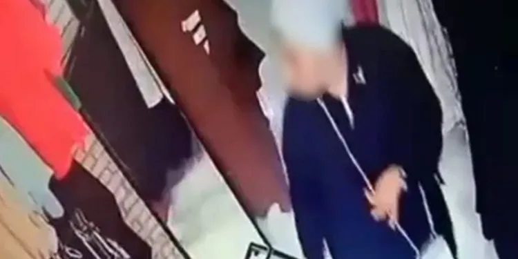 Denemek için giydiği kıyafetleri çaldı