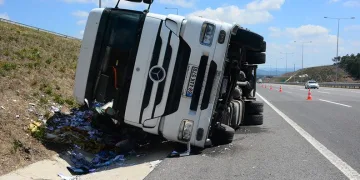 Kuzey Marmara’da TIR devrildi
