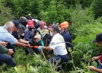 Devrilen traktördeki anne ve oğlu yaralı kurtuldu