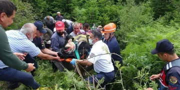 Devrilen traktördeki anne ve oğlu yaralı kurtuldu