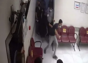 Tedaviyi beğenmeyen hasta dişçiyi darp etti