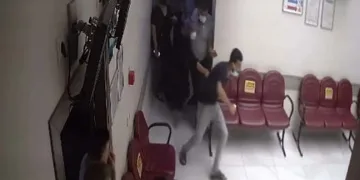 Tedaviyi beğenmeyen hasta dişçiyi darp etti