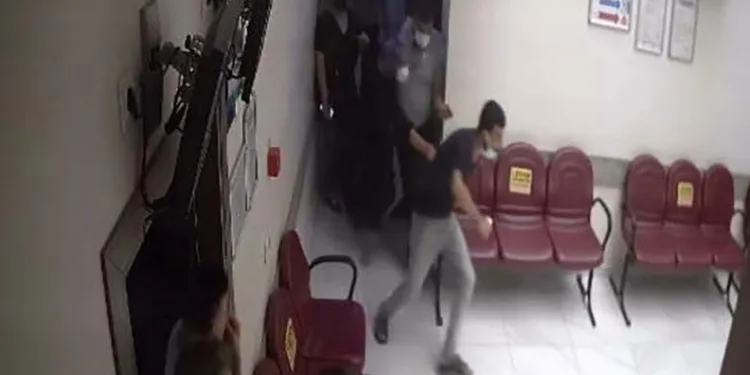 Tedaviyi beğenmeyen hasta dişçiyi darp etti