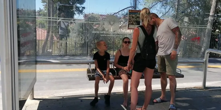 Turist çocuk, fazla yolcu taşıyan minibüste baygınlık geçirdi