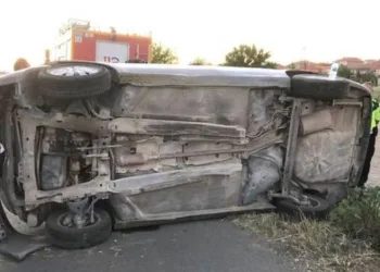 TIR’ın sıkıştırdığı otomobil takla attı: 3 yaralı