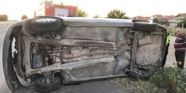 TIR’ın sıkıştırdığı otomobil takla attı: 3 yaralı