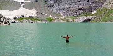 4 bin rakımda yüzme keyfi