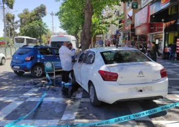 Otomobil yayaların arasına daldı: 5 yaralı