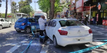 Otomobil yayaların arasına daldı: 5 yaralı