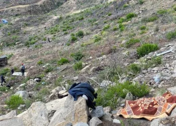 Kamyon uçurumdan yuvarlandı: 1 ölü