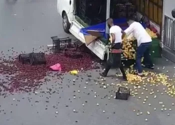 Arabası bağlanan satıcı, meyvelerini yere saçtı