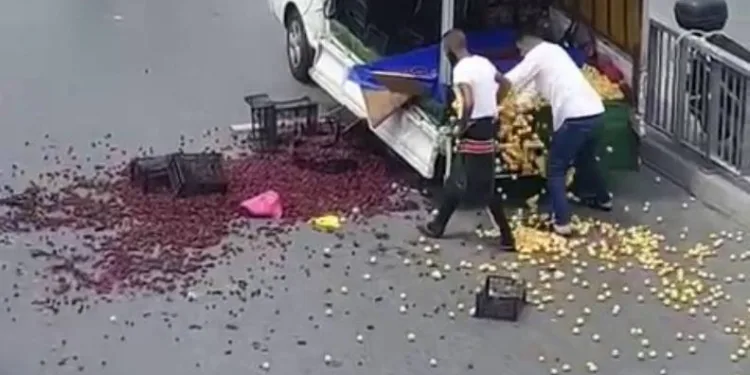 Arabası bağlanan satıcı, meyvelerini yere saçtı