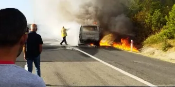 Hareket halindeki araç alev alev yandı