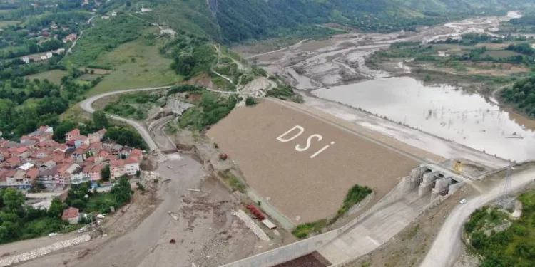Barajlar, büyük sel felaketinin önüne geçti