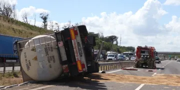 Tanker yola devrildi: Şoför ağır yaralandı