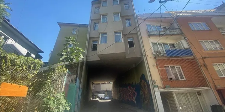 Bursa’daki bu evin altından yol geçiyor