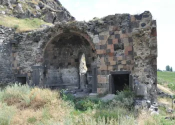 Kars’ta defineciler kiliseyi kazdı