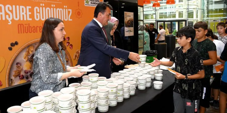 Osmangazi Belediyesi’nden aşure ikramı