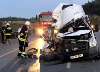 Samsun’da minibüs TIR’la çarpıştı:1 ölü
