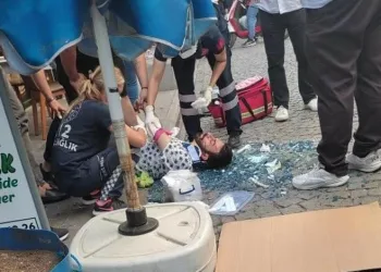 Çay içerken üzerine cam düştü