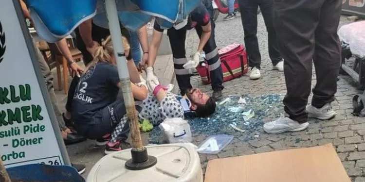 Çay içerken üzerine cam düştü