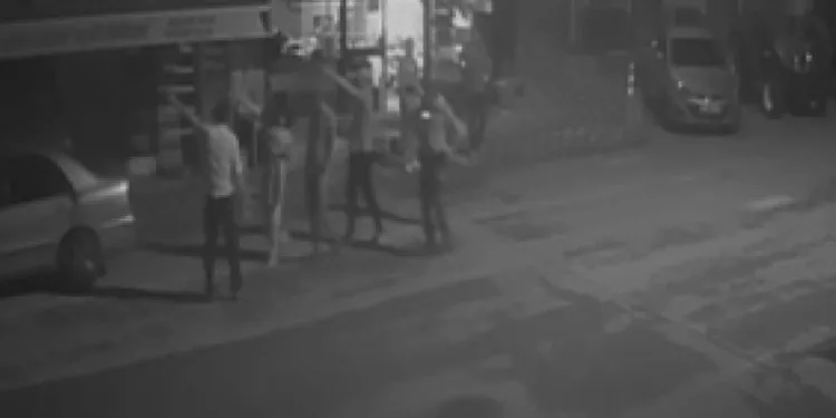Cinsel saldırıya uğrayan kadın çıplak halde sokağa kaçtı
